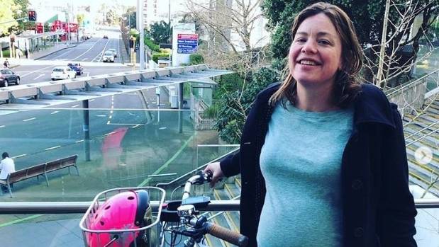 绿党女部长骑车去分娩！全球媒体赞赏 本地华社一片漠然?