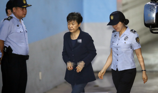 朴槿惠庭审时突然昏迷 旁听人：她死了法官要负责！