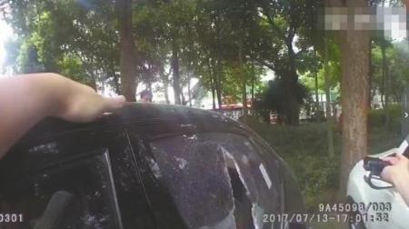 民警砸窗救车内昏迷小孩 妈妈抱怨:车窗谁修?