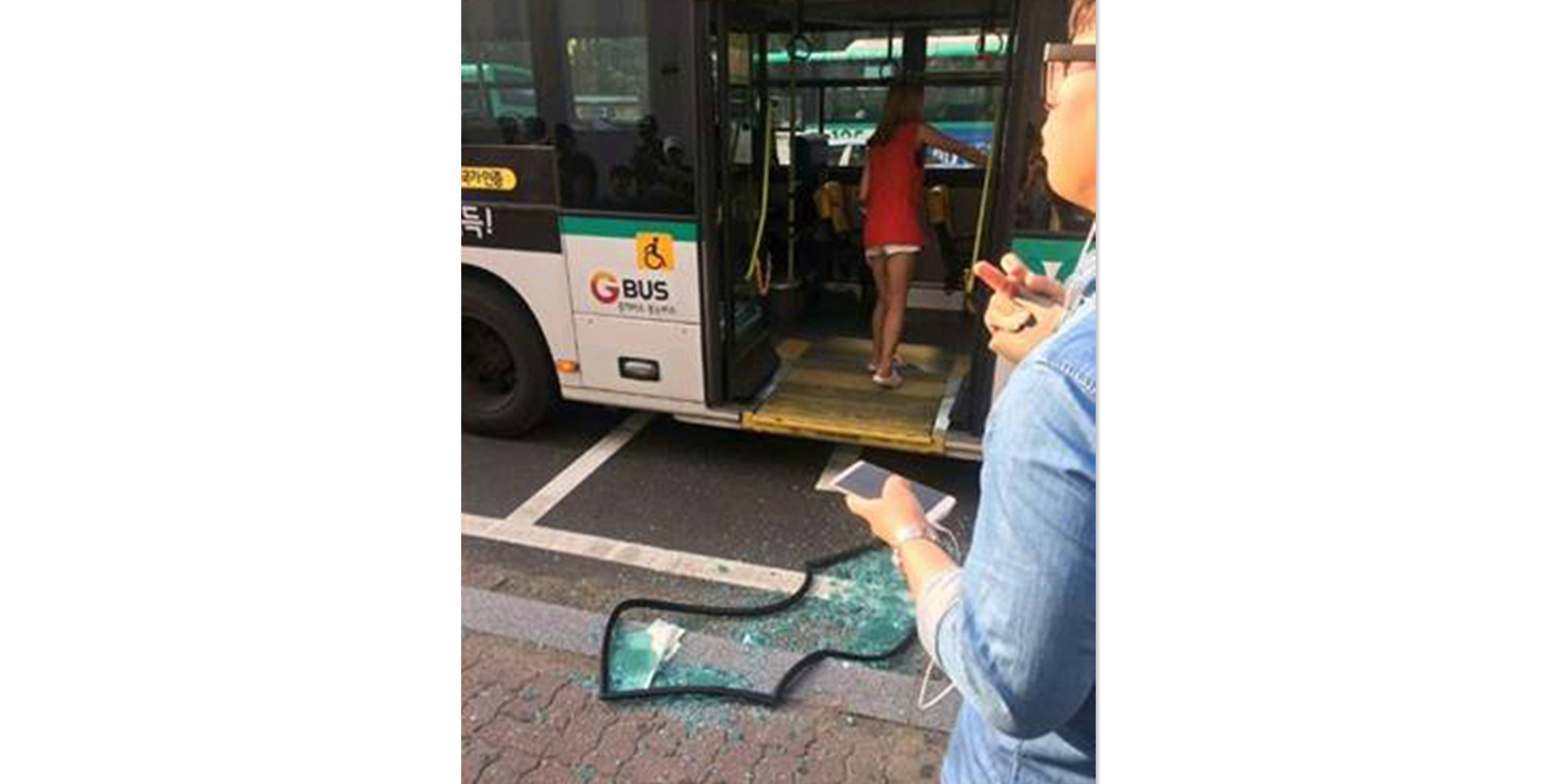 男子飞起一脚踹碎公交车门：司机不等我下车(图)