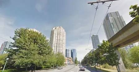华人遭邮差辱骂摔手机 警察拒立案:没跑不算犯罪