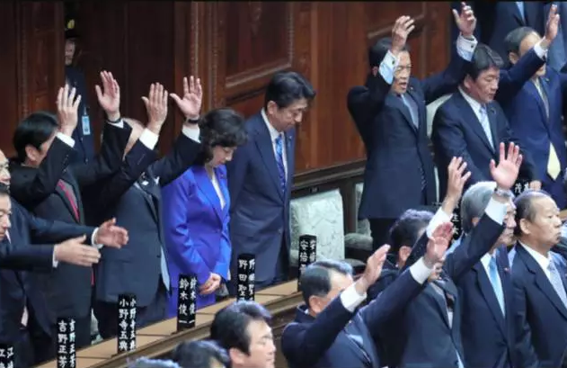 安倍突然解散议会 日本要产生首位女首相？