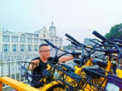 共享单车运维工的一天：走3万步 “举铁”4000斤