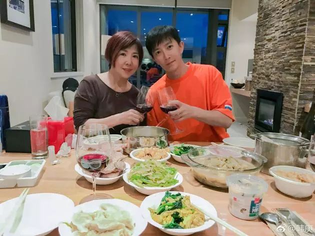 韩庚和妈妈新西兰吃饺子 微博发文称蹭妈妈热度