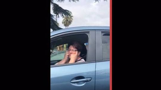 “中国人真丑”！美国女司机把韩裔误当华人歧视辱骂 警局拒绝立案