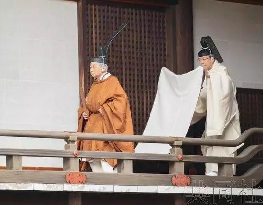 平成三十年:日本天皇从“神”到“人”的孤独战争