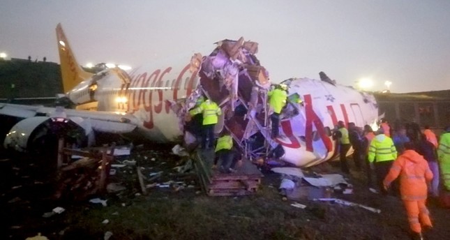 土耳其一架波音737客机滑出跑道：机体折成三段 "无人死亡"