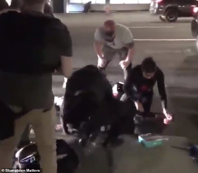 美国示威者中枪后接受急救 警察上前一脚踢开志愿者急救箱
