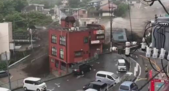 日本热海市大规模泥石流已致20人失联 男子讲述5栋住宅被冲走一幕