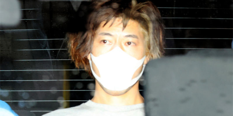 日本男子电车上连捅10人被捕：自述冷血动机 警车内神情淡定