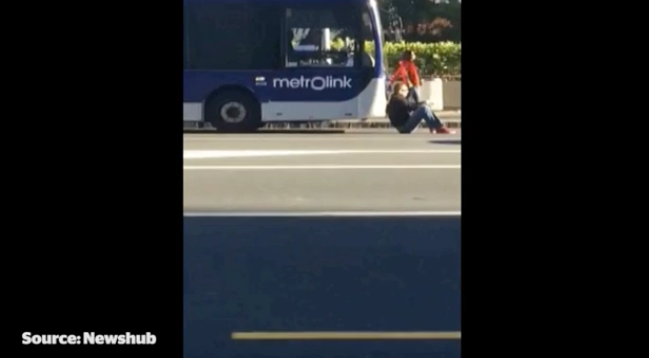 任性男子坐公交车前堵路，只因司机不让他上车