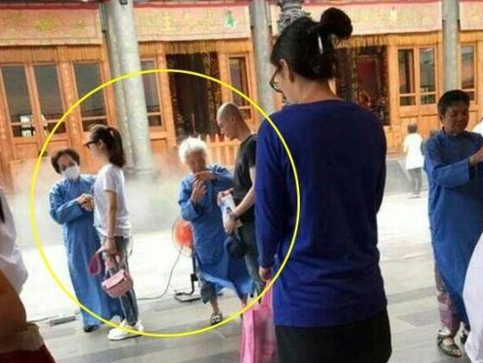 发糖了！林心如霍建华同框 还拿女儿衣服求好运