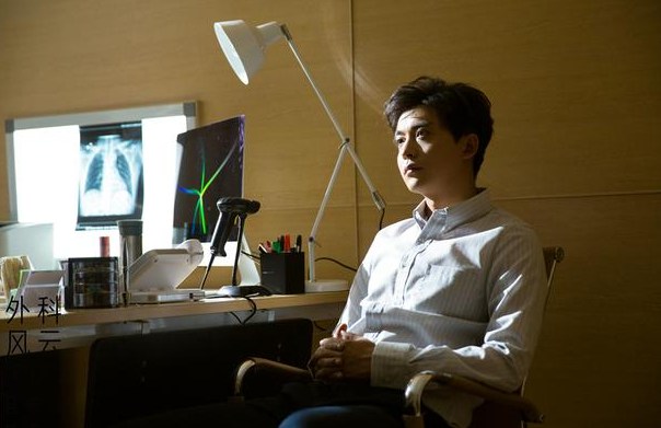《外科风云》人性本能VS职业道德  靳东进退维艰