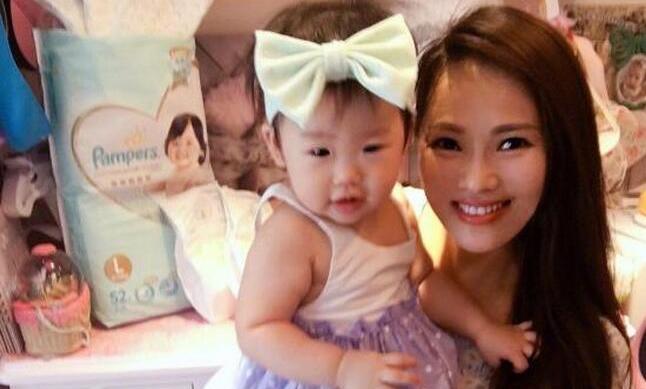 2岁女儿被网友骂“像智障” 伊能静火大回呛！