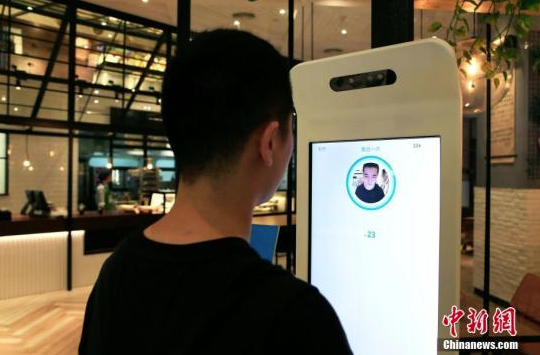 “刷脸”买单已在中国兴起，无现金社会跑赢全球