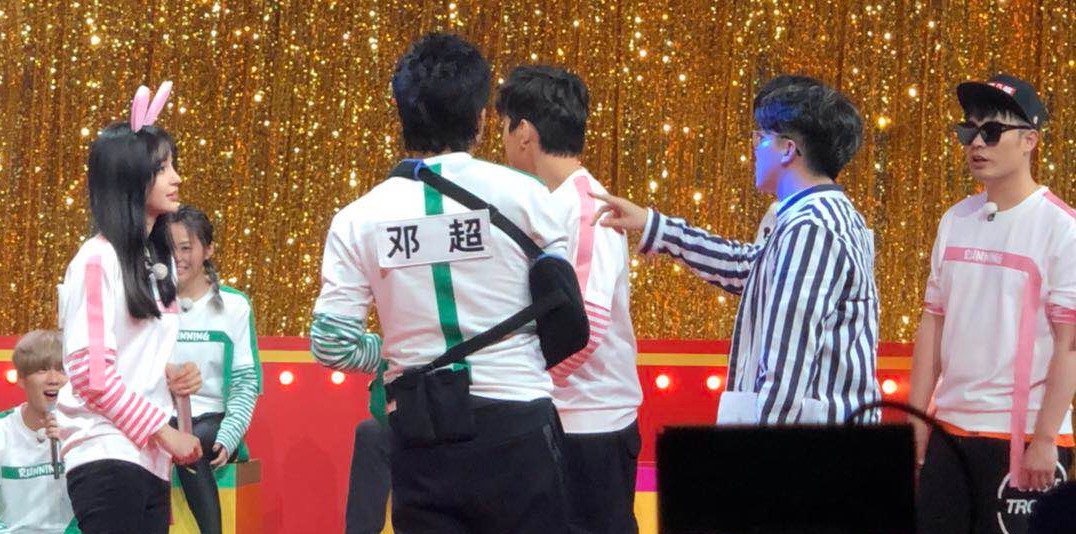 邓超录跑男肩部摔伤 手缠绷带继续开工