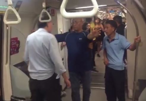 中国男子新加坡遭辱骂：“我是高贵的人，你就是一条狗”