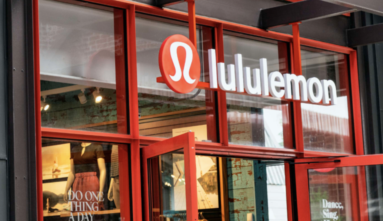 【北美留学生日报】lululemon设计“蝙蝠炒饭”辱华卫衣出售？国内外又叒群情激愤了…
