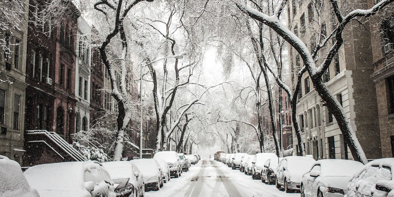 积雪1米厚！日本多地连降暴雪：十余人丧生，自卫队员爬屋顶铲雪