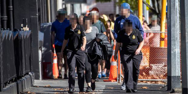 二三十人一起跑步社交？对海外回国人员的隔离措施或有漏洞