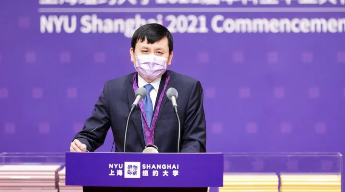 【精英说】张文宏演讲燃爆！全英文致辞上纽大疫后毕业典礼：人类的未来取决于全球年轻人能否走在一起