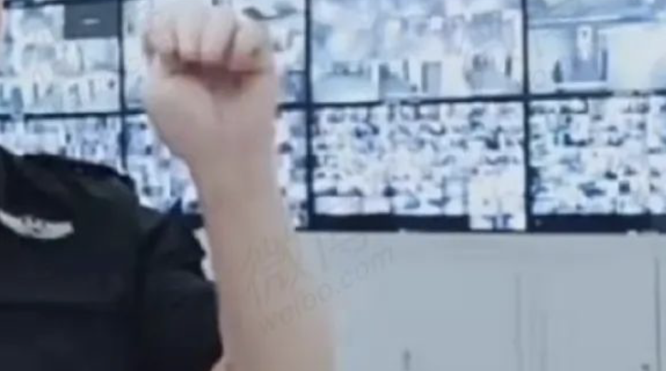 这是"国际通用报警手势"？