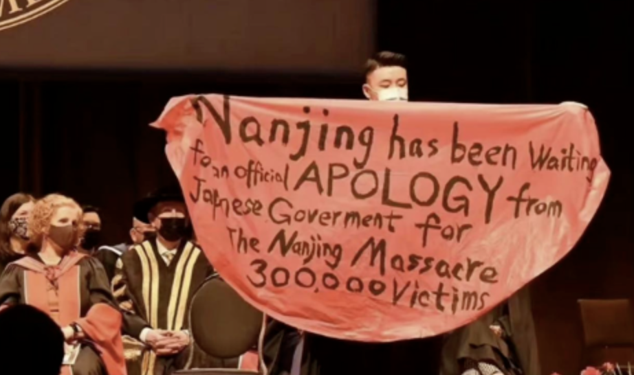 欠我们一个道歉！中国留学生毕业典礼高举横幅