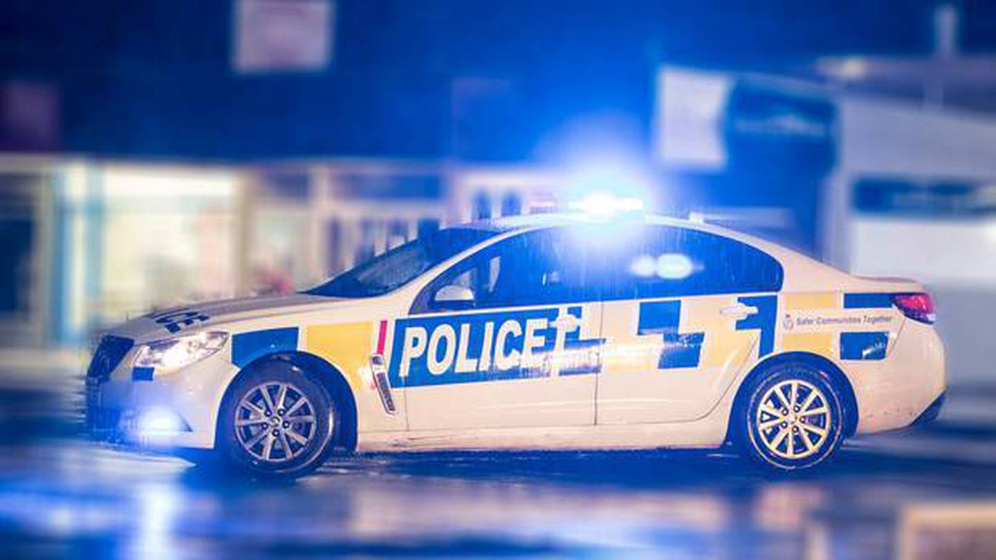 昨夜一辆摩托车逃窜后警方追击80多公里，出动警车、直升机和警犬搜捕