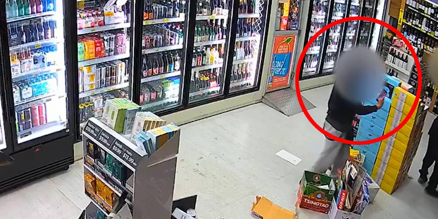 三名年轻人打劫酒铺，一人抢一人持枪，另外一人负责拍摄……