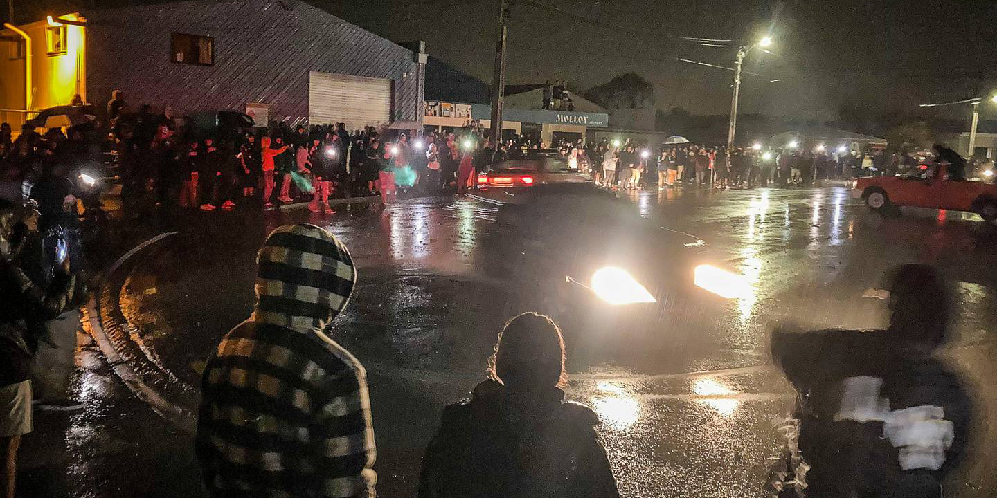 上周末警方接到大量报警电话，举报数百辆汽车在街头飙车、危险驾驶