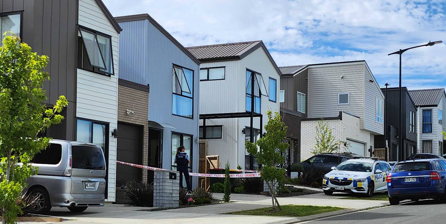奥克兰北岸一家庭发生不明原因死亡，另有一人受伤