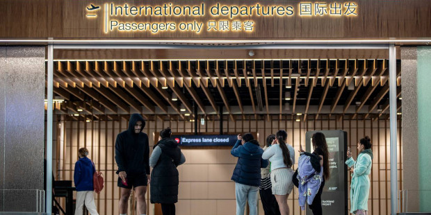 【先驱自媒】曝光！新西兰机场内有一帮特殊的人！无所不在，专盯着乘客……