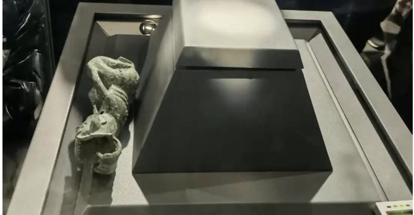 游客打架致文物打翻，三星堆博物馆通报