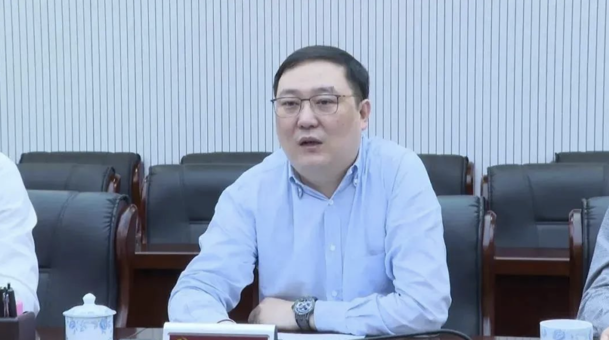 董卿丈夫密春雷被限制消费！前年财富超100亿，如今被国企追债，成了"老赖"…