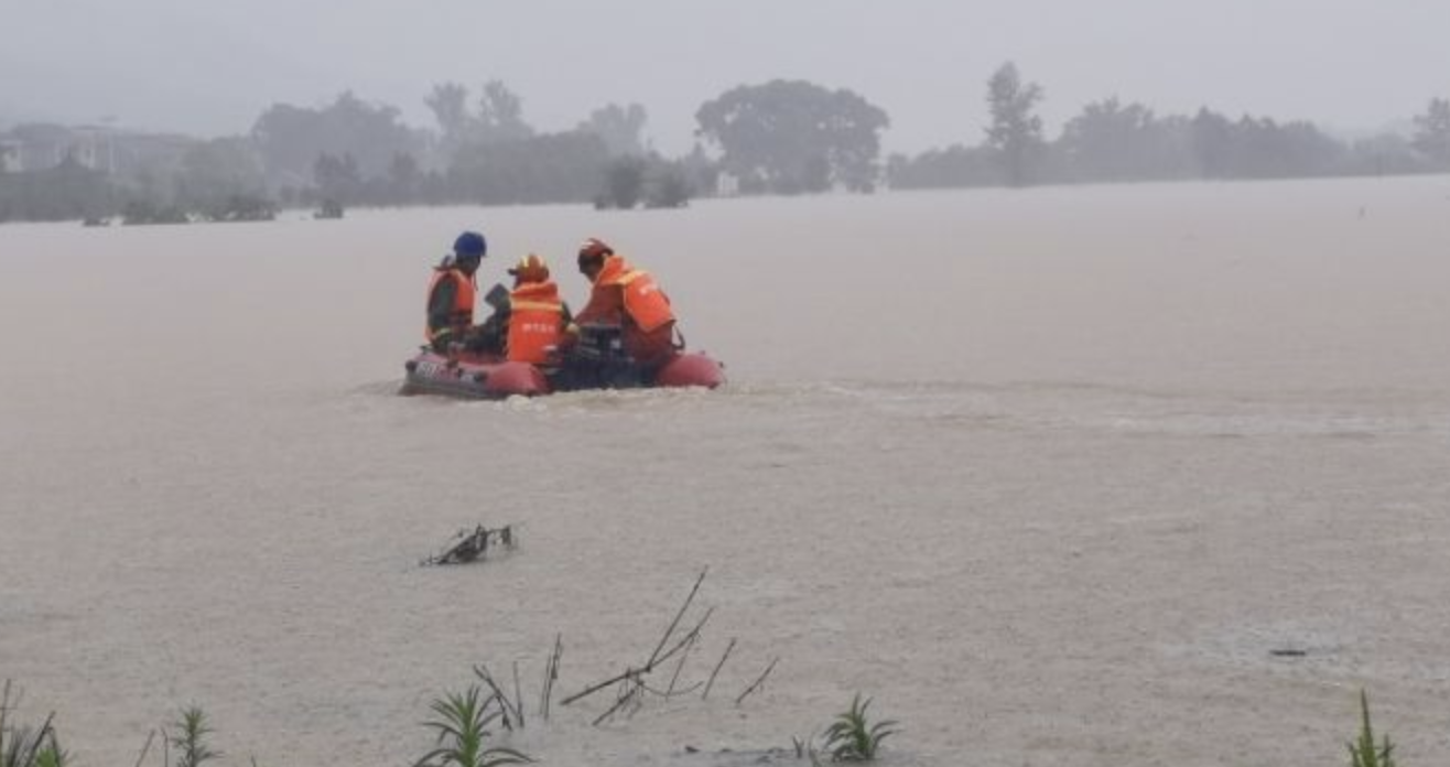 中国南方河流现超警洪水，江西50万人受灾，福建极端强暴雨，四官员落水失联