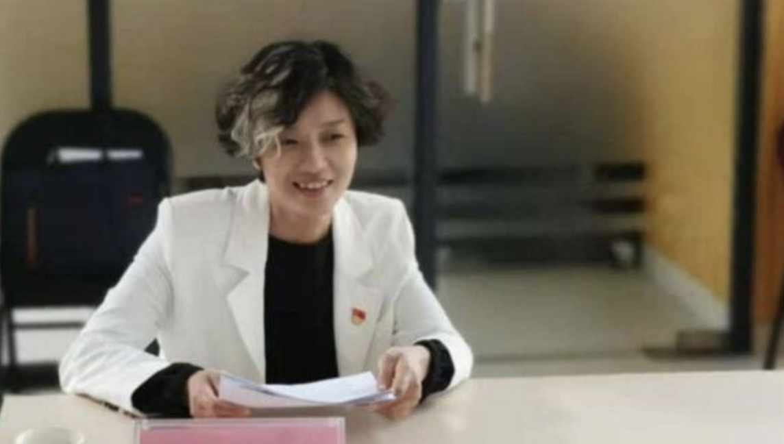 深圳一“70后”女区长一撮白发引争议 本人回应