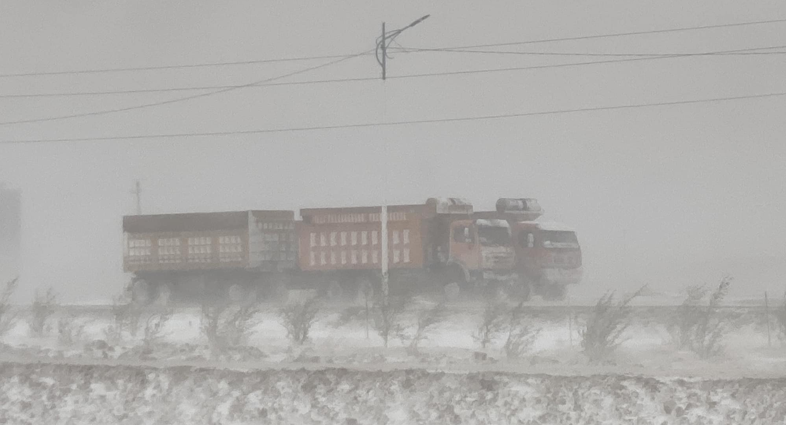 蒙古国强沙尘与暴风雪致2死 上百人一度失联