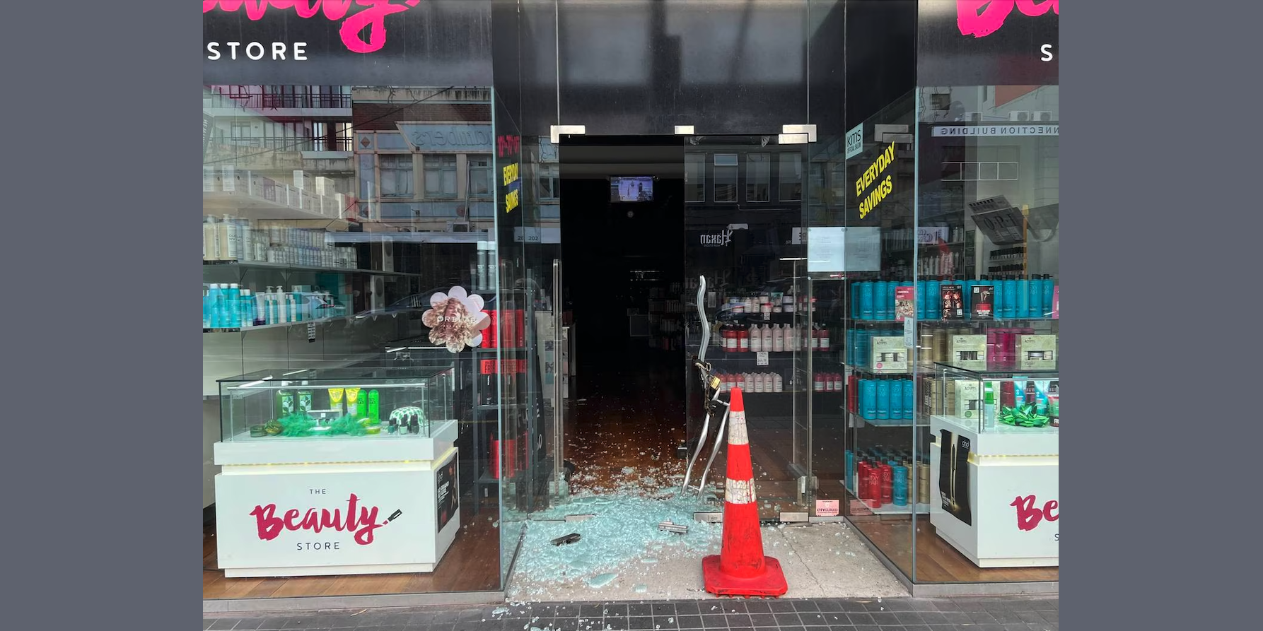 奥克兰一家商店凌晨被砸抢损失惨重，店主心急如焚，总理回应零售犯罪问题