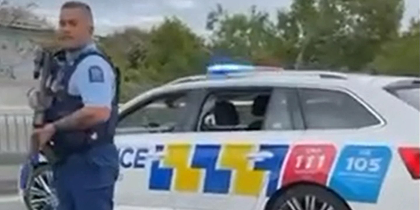 突发！一男子在奥克兰加油站抢劫后多次朝警察开枪，后驶往警局持枪下车时被枪击