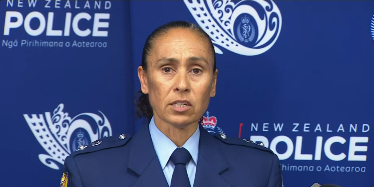 警方就奥克兰枪击事件召开发布会，罪犯数次开枪，一名警察受伤