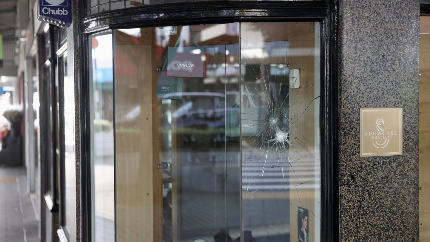 两家珠宝店被抢劫，其中一起罪犯携带武器，肆无忌惮当众砸抢