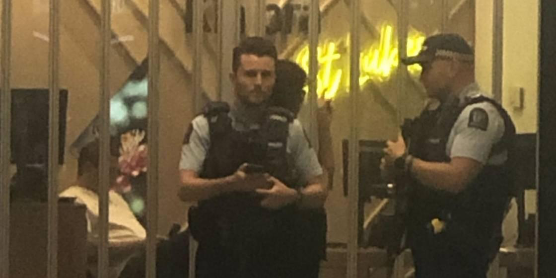 奥克兰中区一大型购物中心发生涉枪事件，武装警察迅速包围现场