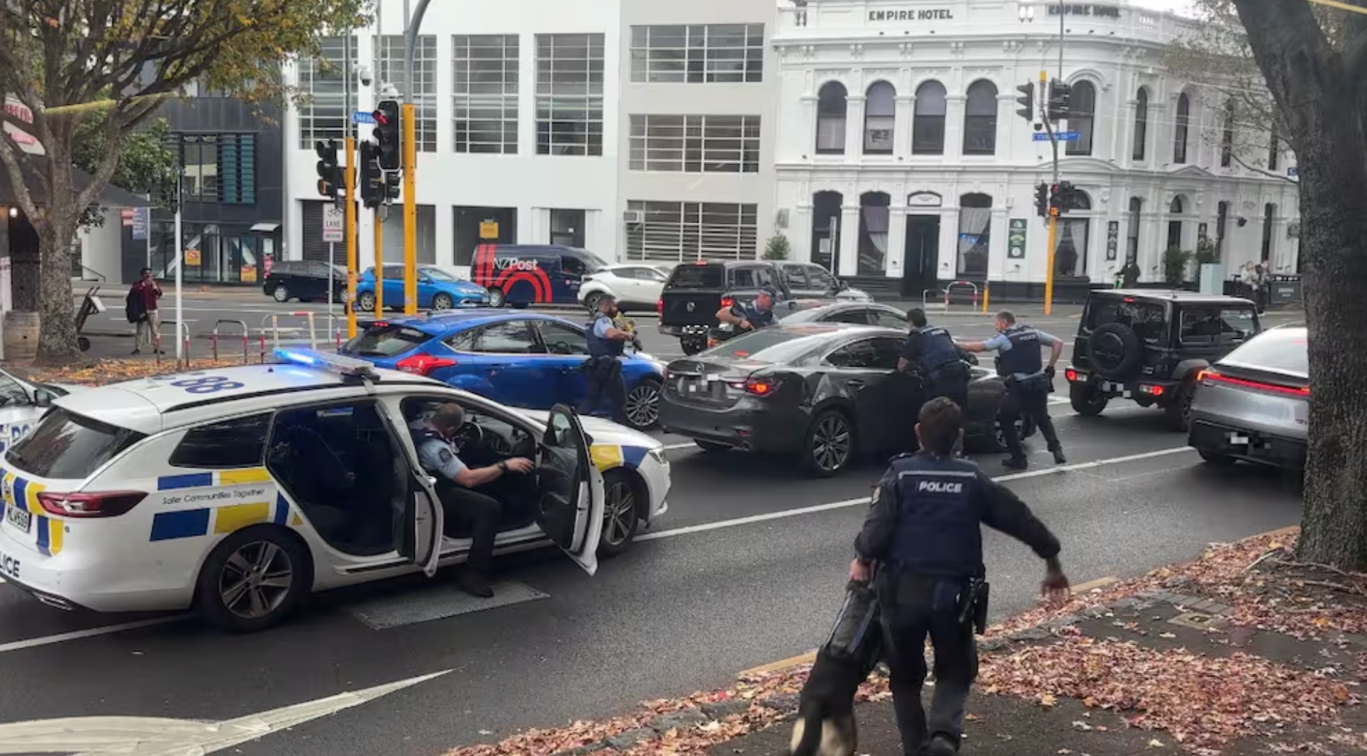 突发！十几辆警车冲进奥克兰市中心，展开紧急抓捕行动……