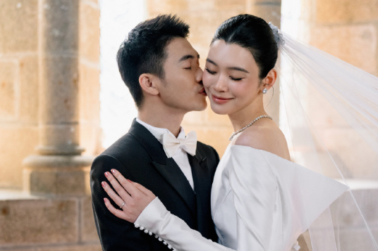 奚梦瑶何猷君在法国大婚，二人晒婚礼现场图，王嘉尔担任伴郎