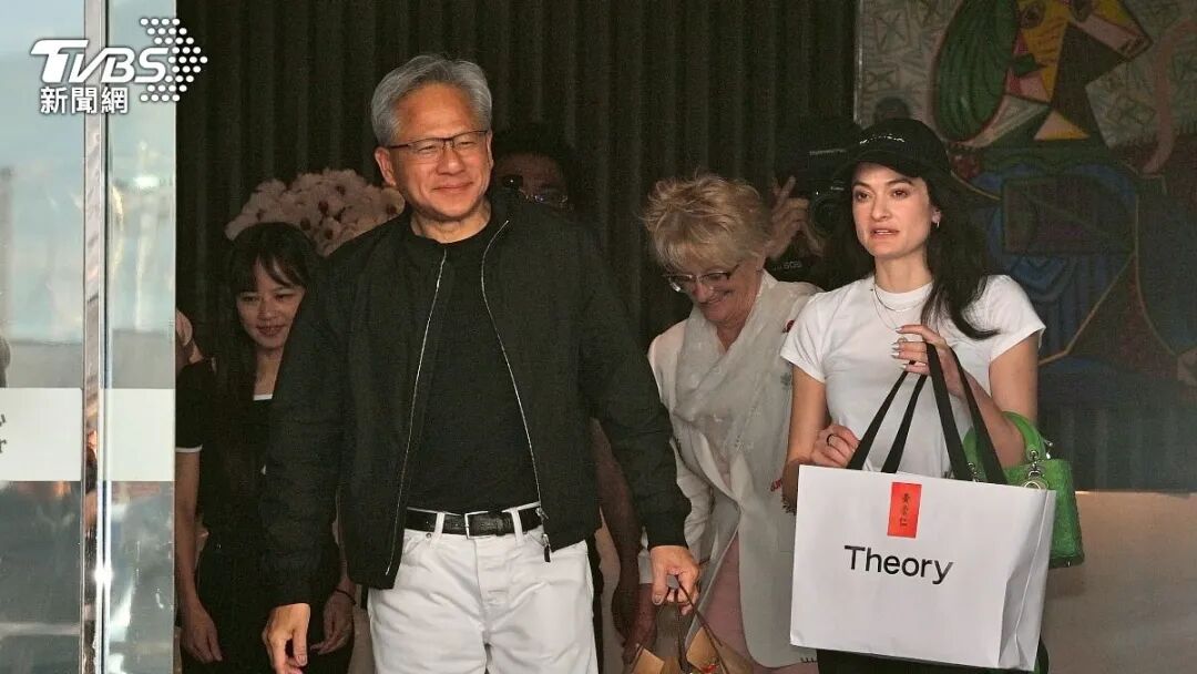黃仁勳女兒私服含金量超高！穿「紐約極簡品牌」、拎Dior瓢蟲包逛夜市⋯品味跟媽媽一樣好