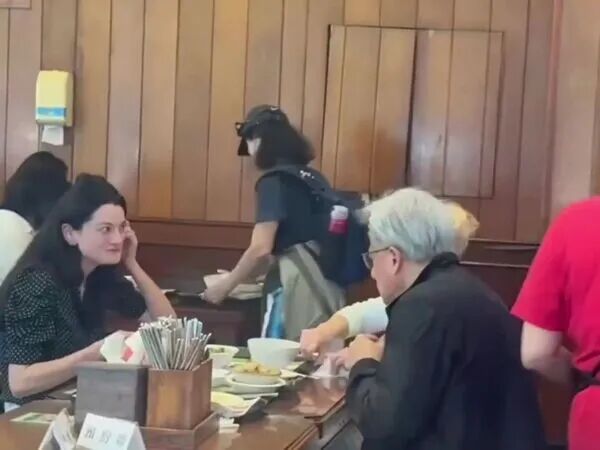 黃仁勳帶妻女到台北吃肉粽，女兒黃敏珊跟爸媽有說有笑。（翻攝X@RealNickMugalli）