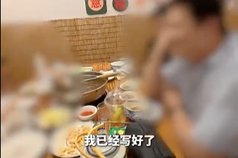 游客嫌潮汕火锅太淡，吃了40分钟后称要写5000字差评，店家无奈免单