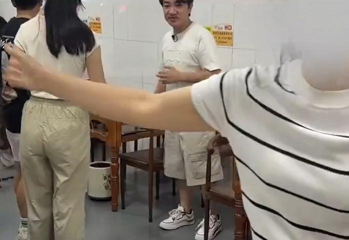 “吃粉遇王祖蓝进店被清场”，官方通报
