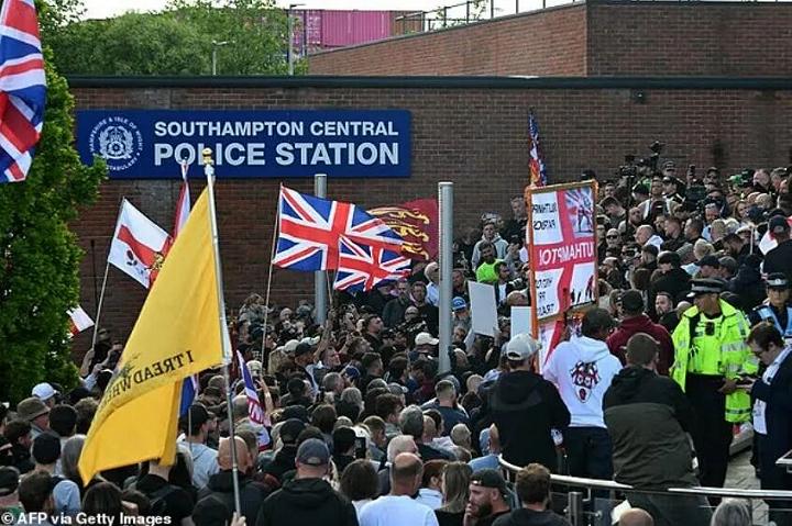 全英震怒！凶手连捅男孩6刀后，一句“他种族歧视”，警察乖乖把受害者铐上了...