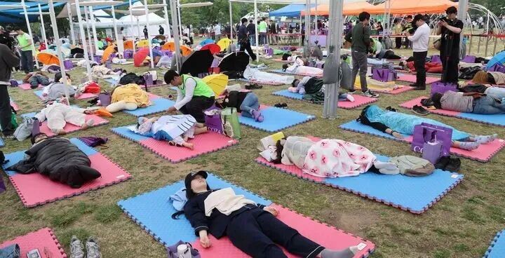 韩国办了场睡觉大赛，170个人躺在汉江边，凭什么一个八十多岁的大爷睡成了冠军？
